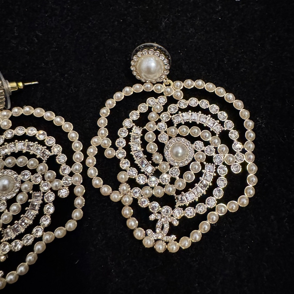 CHANEL Elegant Pearl and Gold Swirl Earrings - Picture 2 of 6